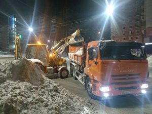 В Уфе подрядчики обязаны вывозить снег и не сбрасывать его на газоны
