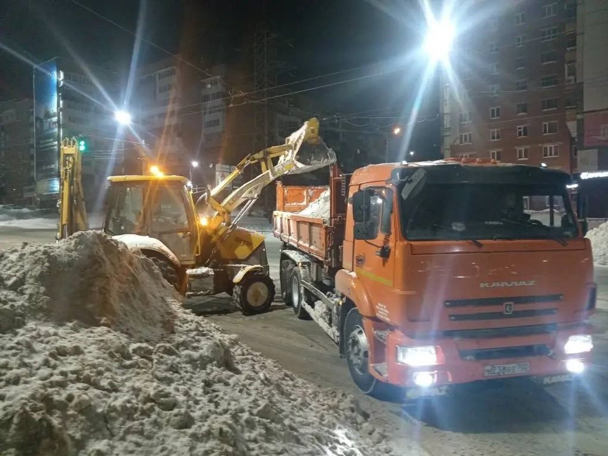 В Уфе подрядчики обязаны вывозить снег и не сбрасывать его на газоны